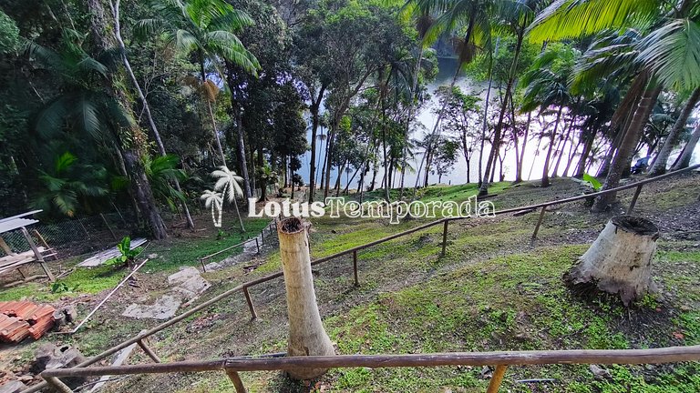 Chácara na represa com piscina e lazer LT0096