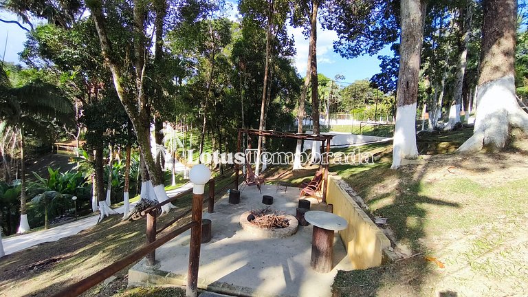 Chácara na represa com piscina e lazer LT0096
