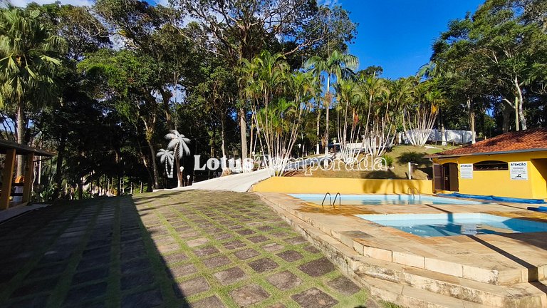 Chácara na represa com piscina e lazer LT0096
