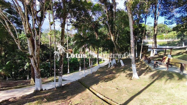 Chácara na represa com piscina e lazer LT0096