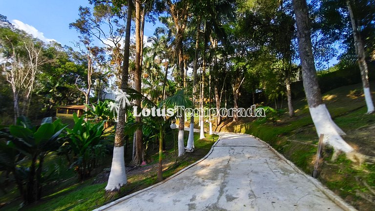 Chácara na represa com piscina e lazer LT0096