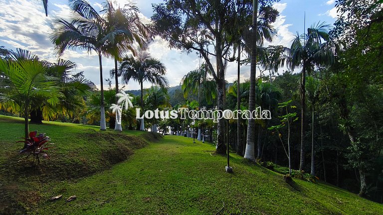 Chácara na represa com piscina e lazer LT0096