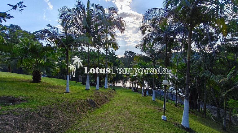 Chácara na represa com piscina e lazer LT0096
