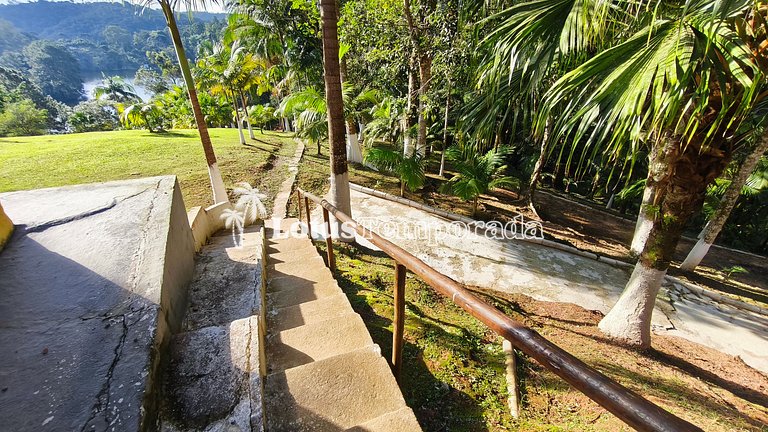 Chácara na represa com piscina e lazer LT0096