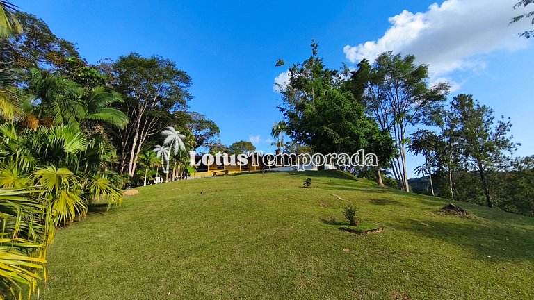 Chácara na represa com piscina e lazer LT0096