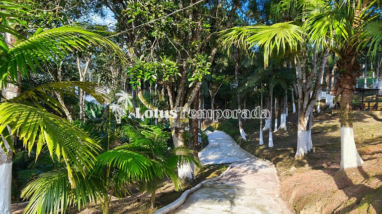 Chácara na represa com piscina e lazer LT0096