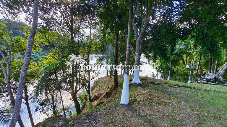 Chácara na represa com piscina e lazer LT0096