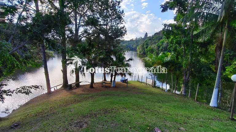 Chácara na represa com piscina e lazer LT0096