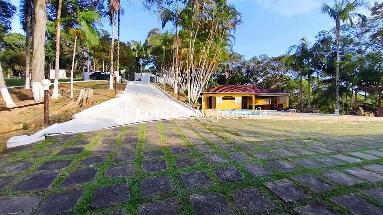 Chácara na represa com piscina e lazer LT0096