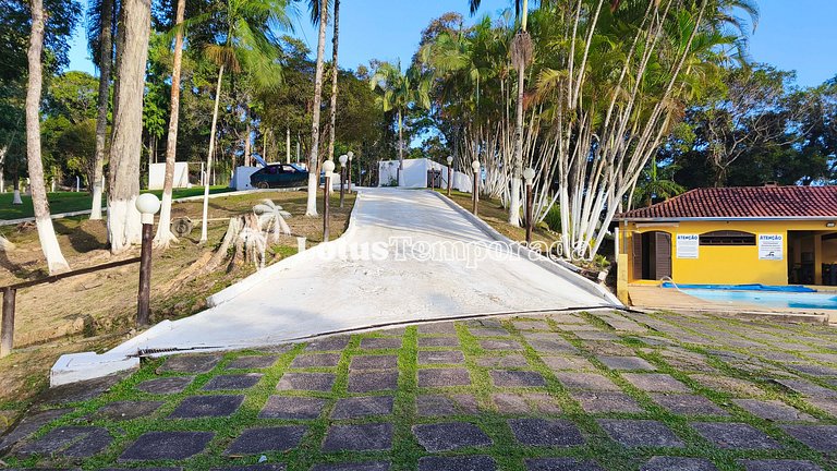 Chácara na represa com piscina e lazer LT0096