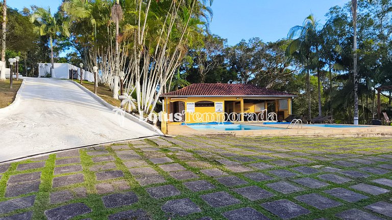 Chácara na represa com piscina e lazer LT0096