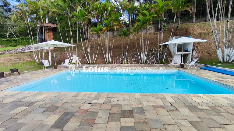 Chácara com lagos, piscina e 6 quartos LT0097