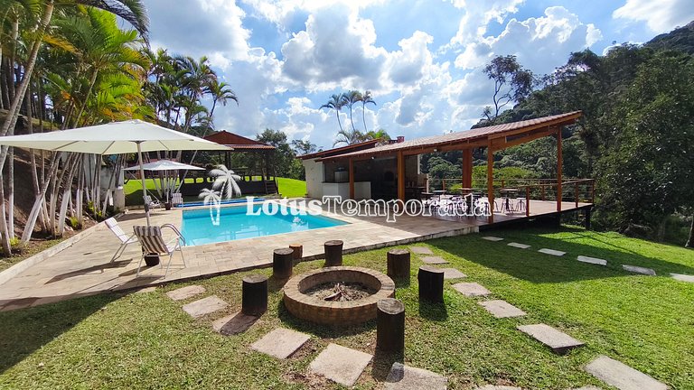 Chácara com lagos, piscina e 6 quartos LT0097