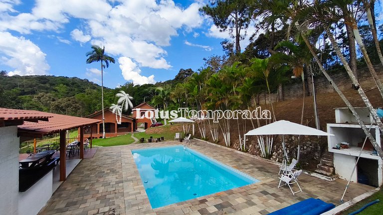 Chácara com lagos, piscina e 6 quartos LT0097