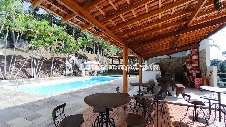 Chácara com lagos, piscina e 6 quartos LT0097