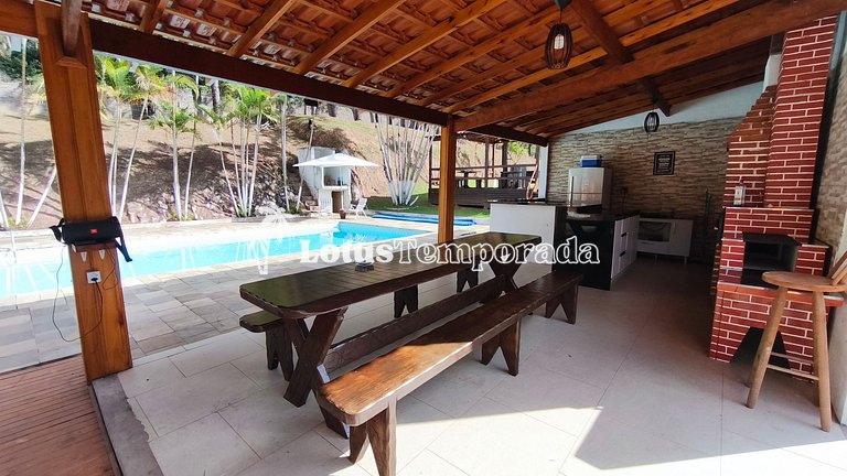 Chácara com lagos, piscina e 6 quartos LT0097