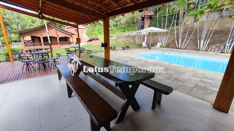 Chácara com lagos, piscina e 6 quartos LT0097