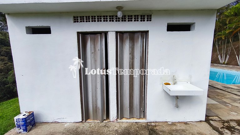 Chácara com lagos, piscina e 6 quartos LT0097