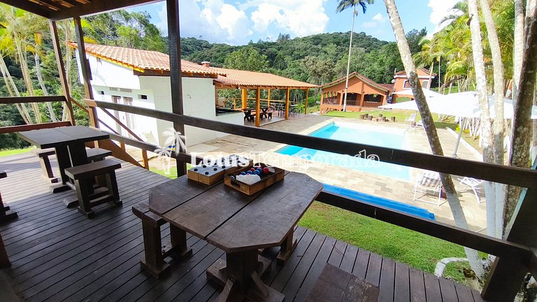 Chácara com lagos, piscina e 6 quartos LT0097