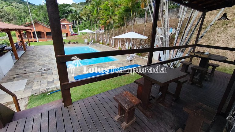 Chácara com lagos, piscina e 6 quartos LT0097