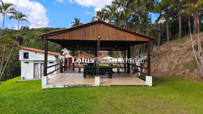 Chácara com lagos, piscina e 6 quartos LT0097
