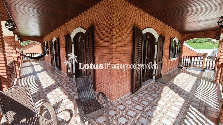 Chácara com lagos, piscina e 6 quartos LT0097