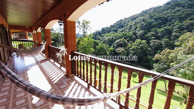 Chácara com lagos, piscina e 6 quartos LT0097