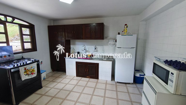 Chácara com lagos, piscina e 6 quartos LT0097