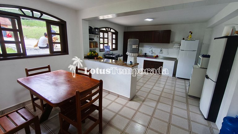 Chácara com lagos, piscina e 6 quartos LT0097