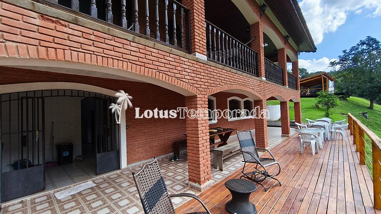 Chácara com lagos, piscina e 6 quartos LT0097