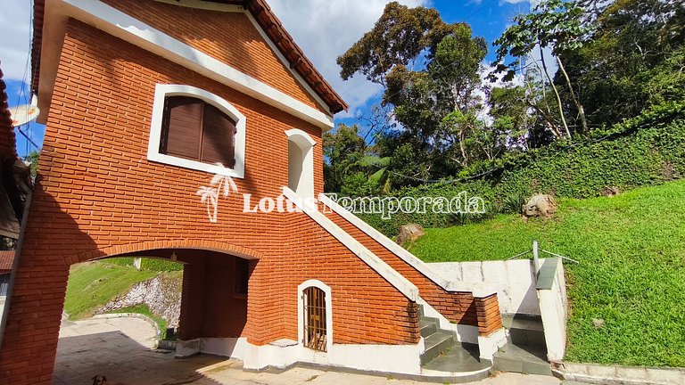 Chácara com lagos, piscina e 6 quartos LT0097