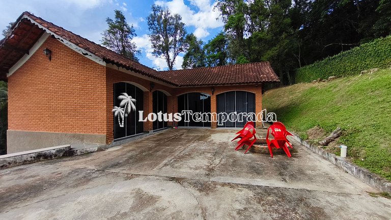Chácara com lagos, piscina e 6 quartos LT0097