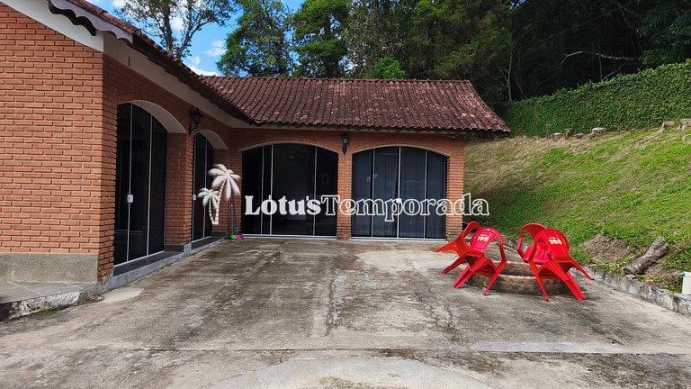 Chácara com lagos, piscina e 6 quartos LT0097