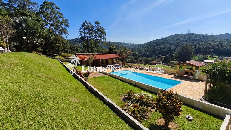 Sítio em São Roque com 7 Dorm, piscina e conforto LT0082