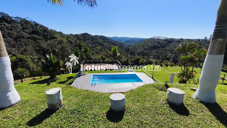 Chácara com vista para montanhas e piscina LT0035