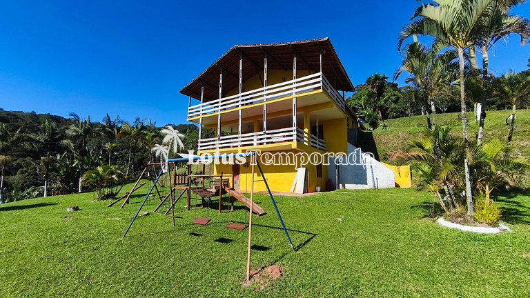 Chácara com vista para montanhas e piscina LT0035