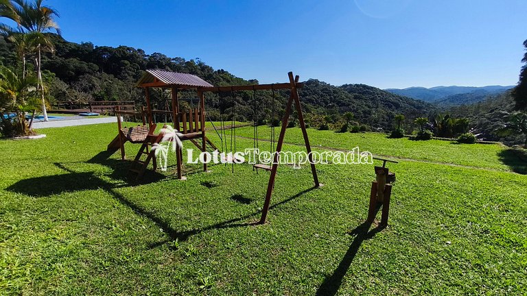 Chácara com vista para montanhas e piscina LT0035