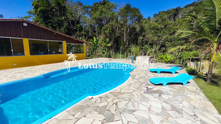 Chácara com piscina, área gourmet e 4 suítes LT0079