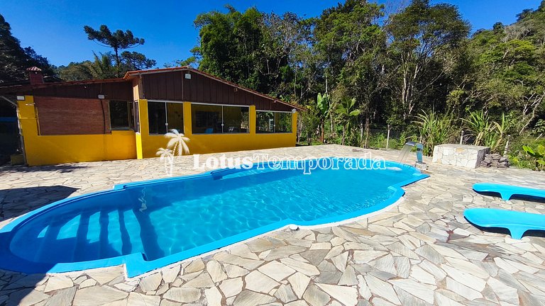 Chácara com piscina, área gourmet e 4 suítes LT0079