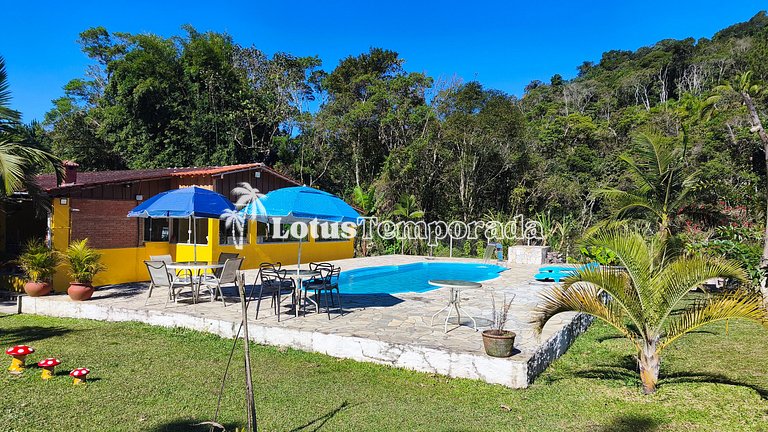Chácara com piscina, área gourmet e 4 suítes LT0079