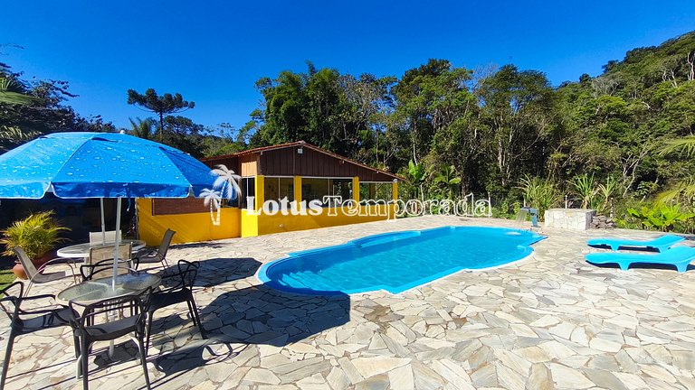 Chácara com piscina, área gourmet e 4 suítes LT0079
