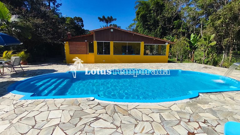 Chácara com piscina, área gourmet e 4 suítes LT0079