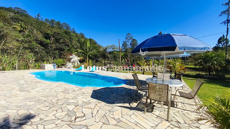 Chácara com piscina, área gourmet e 4 suítes LT0079