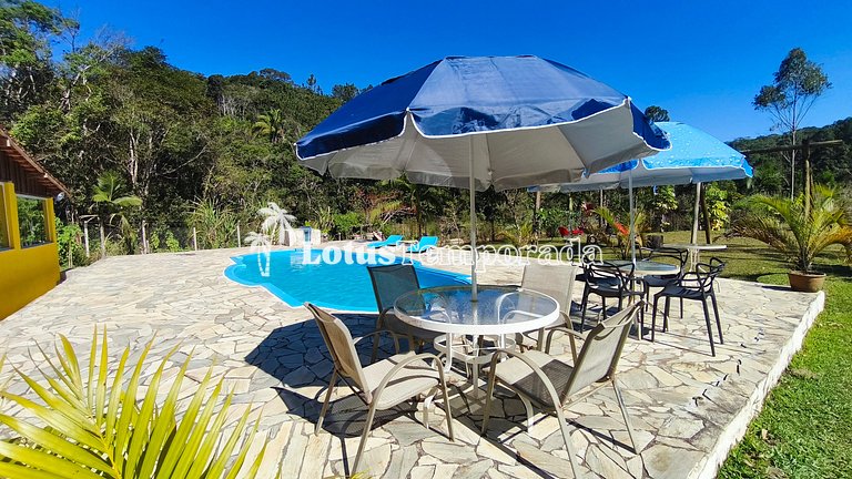 Chácara com piscina, área gourmet e 4 suítes LT0079