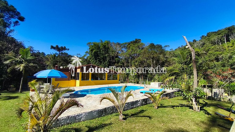 Chácara com piscina, área gourmet e 4 suítes LT0079