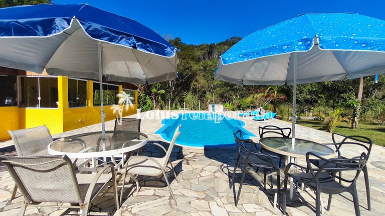 Chácara com piscina, área gourmet e 4 suítes LT0079