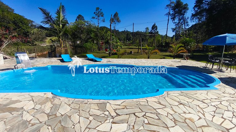 Chácara com piscina, área gourmet e 4 suítes LT0079