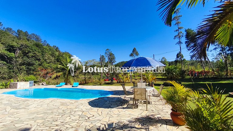 Chácara com piscina, área gourmet e 4 suítes LT0079