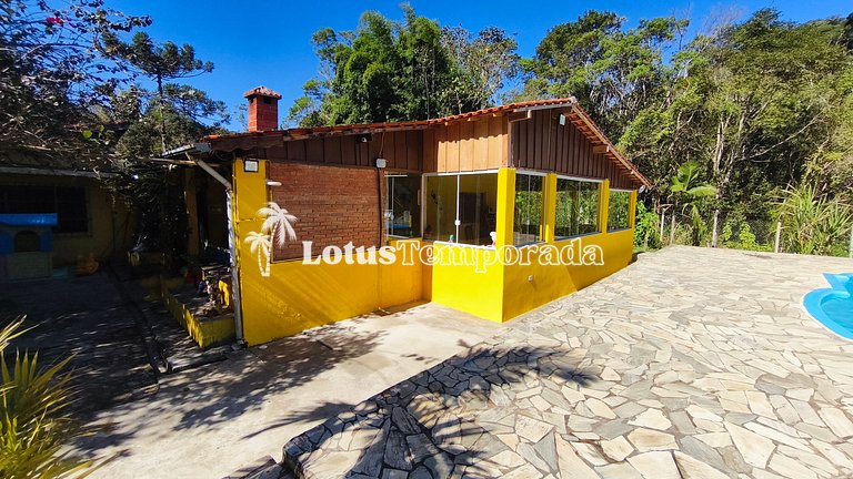 Chácara com piscina, área gourmet e 4 suítes LT0079