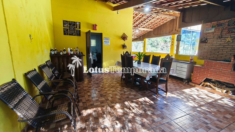 Chácara com piscina, área gourmet e 4 suítes LT0079